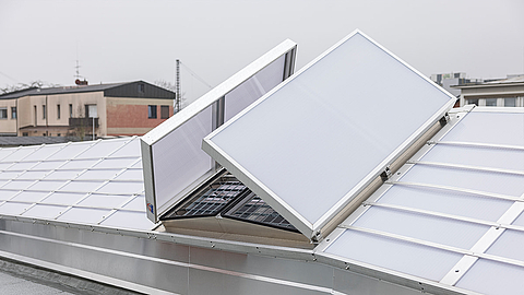 Doppelklappe Phönix von roda von außen Belüftungssystem auf dem Dach mit teilweise geöffneten Schutzgittern