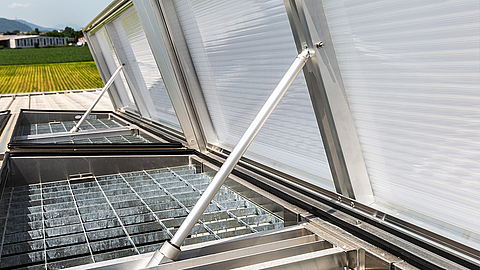 Doppelklappe Phönix von roda bei der Baustoffniederlassung von Würth-Hochenburger Detailansicht eines offenen Belüftungssystems auf dem Dach mit Schutzgittern