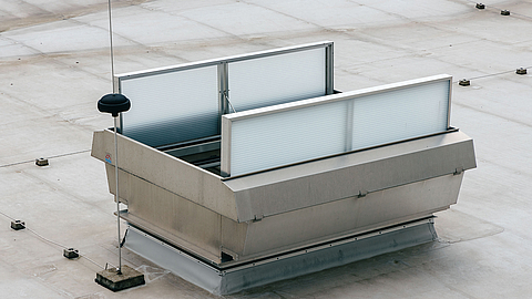 Doppelklappe Megaphönix von roda Nahaufnahme eines Lüftungssystems auf einem Flachdach