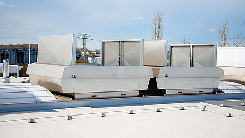 Doppelklappe Megaphönix von roda Schäfers Backstube Lüftungssystem auf einem Industriegebäude-Dach