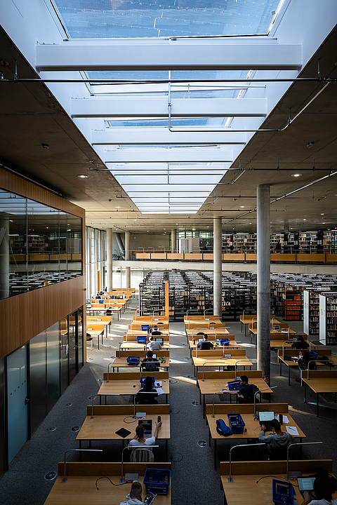 Doppelklappe Phönix von roda in der Universitätsbibliothek Magdeburg Innenansicht einer modernen Bibliothek mit Oberlichtern, Schreibtischen und Bücherregalen