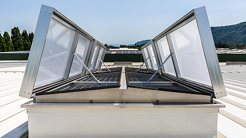Doppelklappe Phönix von roda bei der Baustoffniederlassung von Würth-Hochenburger Offenes Belüftungssystem auf dem Dach mit Schutzgittern auf einem Industriegebäude