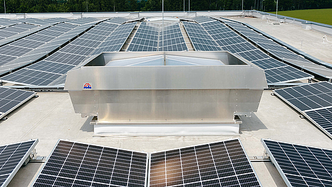 Doppelklappe Megaphönix von roda und PV Lüftungssystem und Solarpaneele auf einem Flachdach