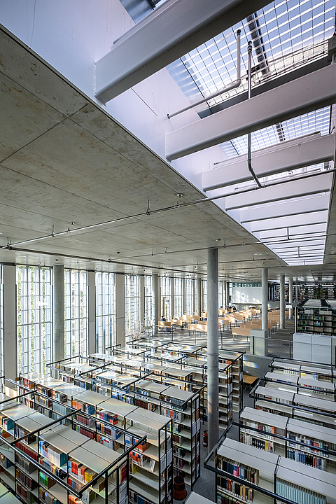 Doppelklappe Phönix von roda in der Universitätsbibliothek Magdeburg Innenansicht einer modernen Bibliothek mit hohen Decken, großen Fenstern und Bücherregalen in Reihen
