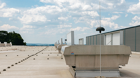 Doppelklappe Megaphönix von roda Industriegebäude mit Lüftungssystemen auf dem Dach